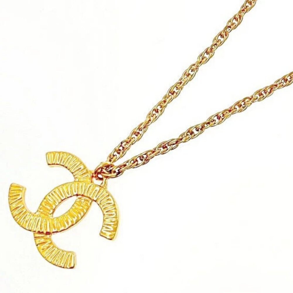 CHANEL CC Logo Pendant Necklace 17" Gold Tone 93P Auth h1132